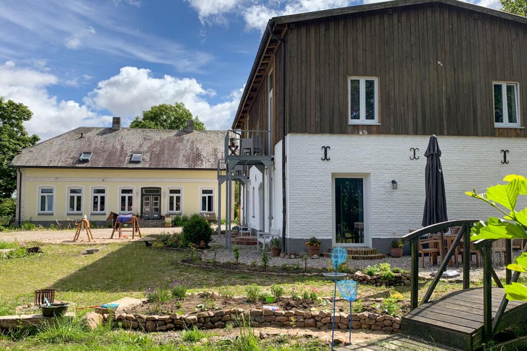 Hofblick mit Holzpferden und Haupthaus